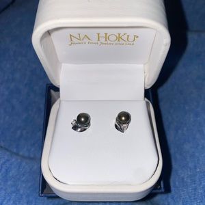 Na Hoku stud earrings (never worn)